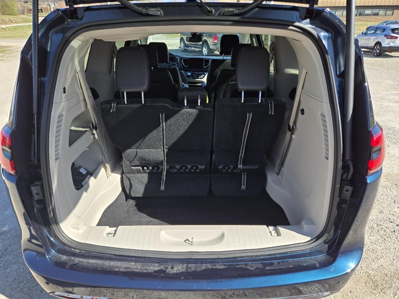 Chrysler Pacifica Touring L 2024