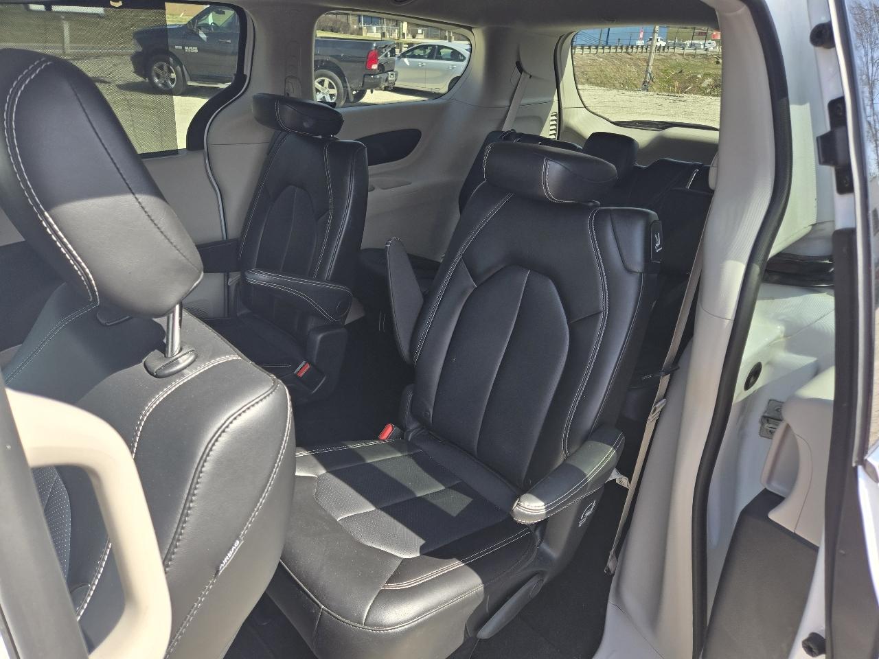 Chrysler Pacifica Select 2026
