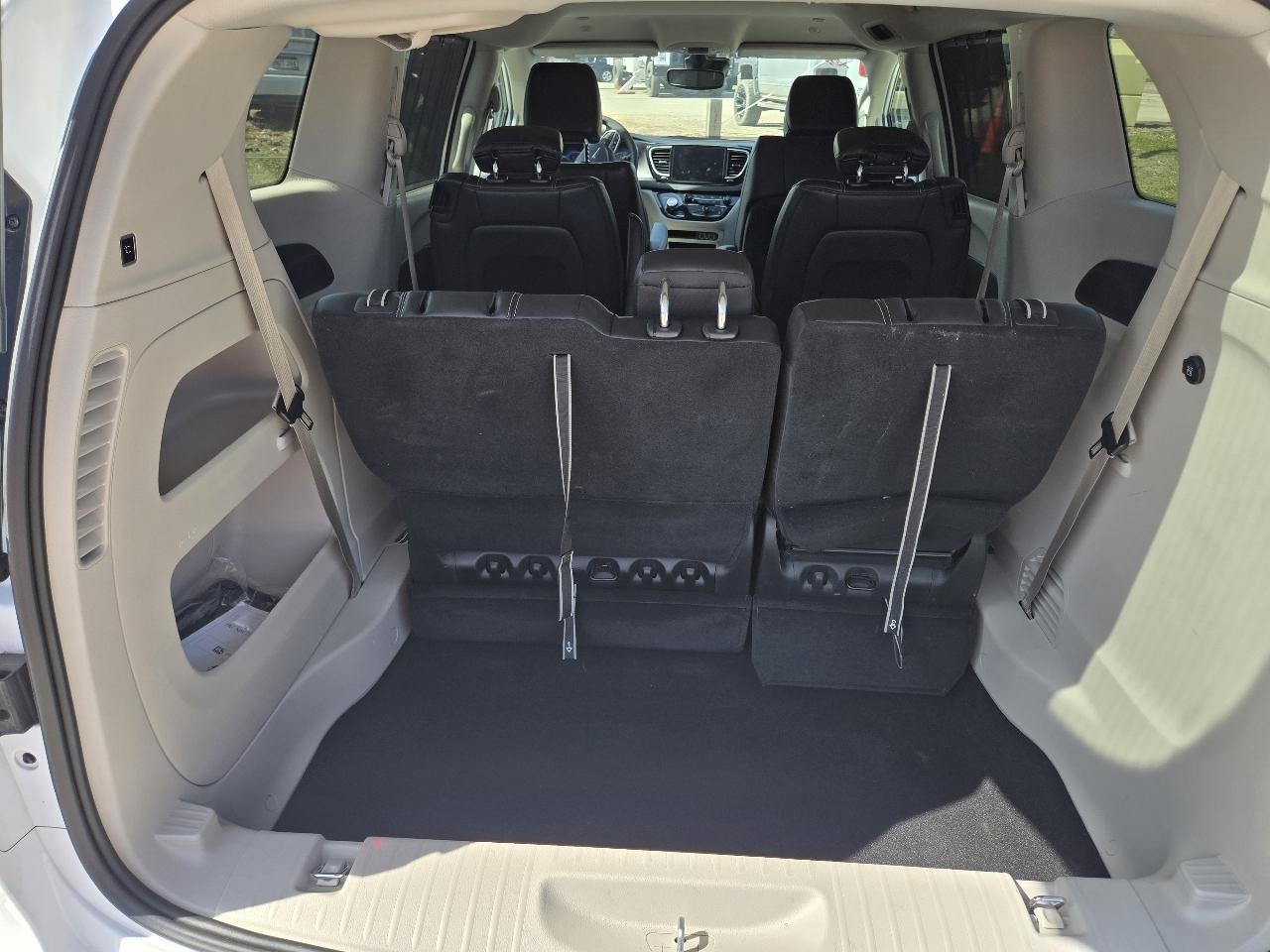 Chrysler Pacifica Select 2026