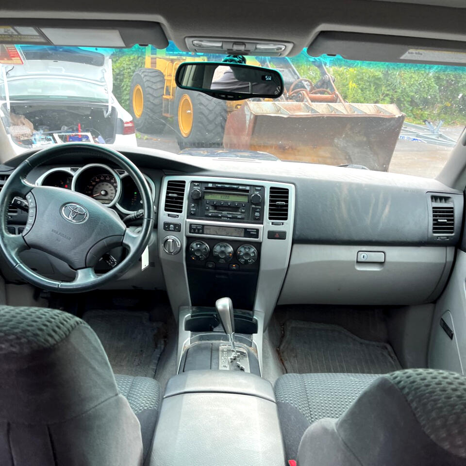 2005 Toyota 4Runner SR5 V8 4WD photo 14