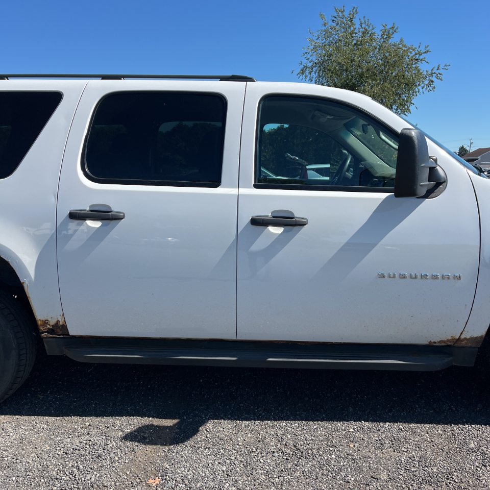 2013 Chevrolet Suburban 2500 photo 2