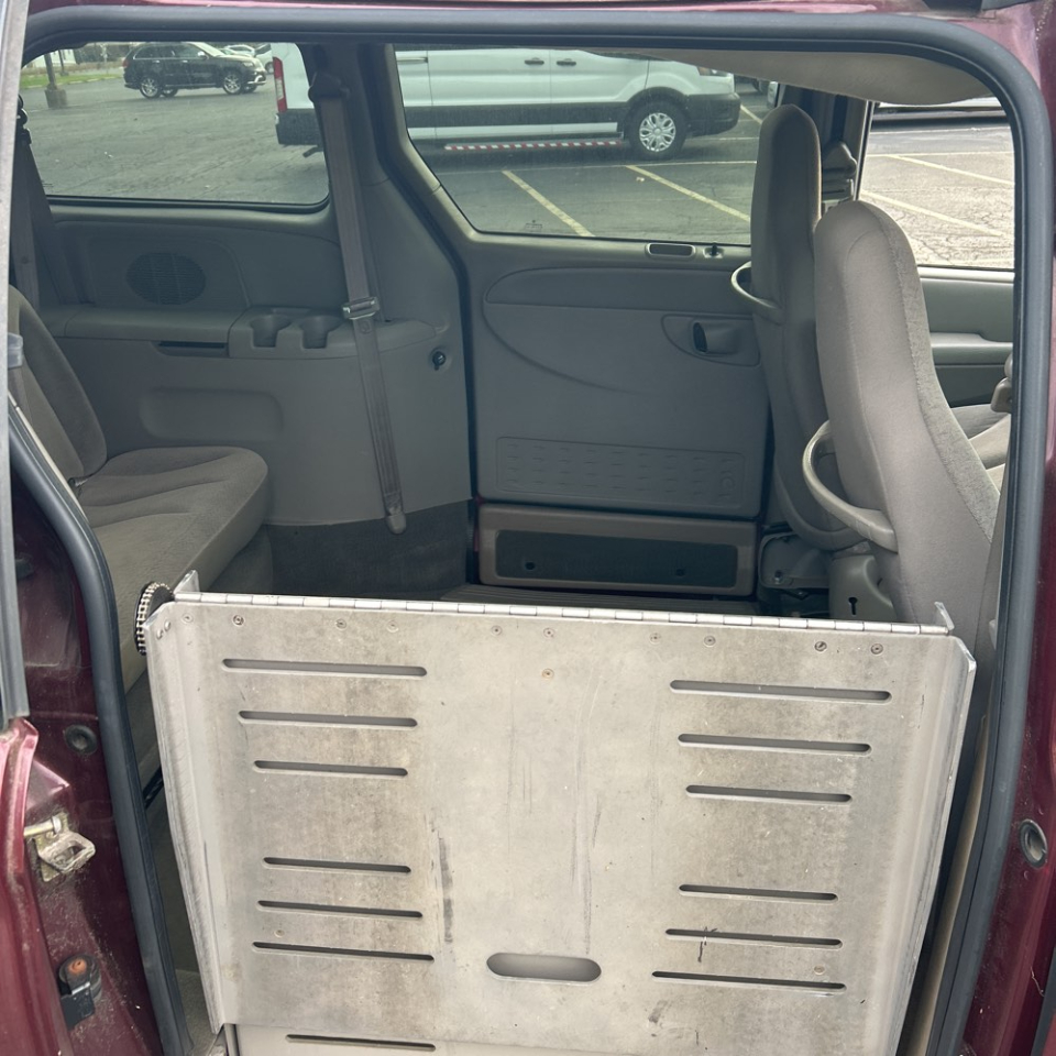 Dodge Caravan 4dr Grand Sport 119" WB 2002 Dodge Caravan 4dr Grand Sport 119" WB 2002