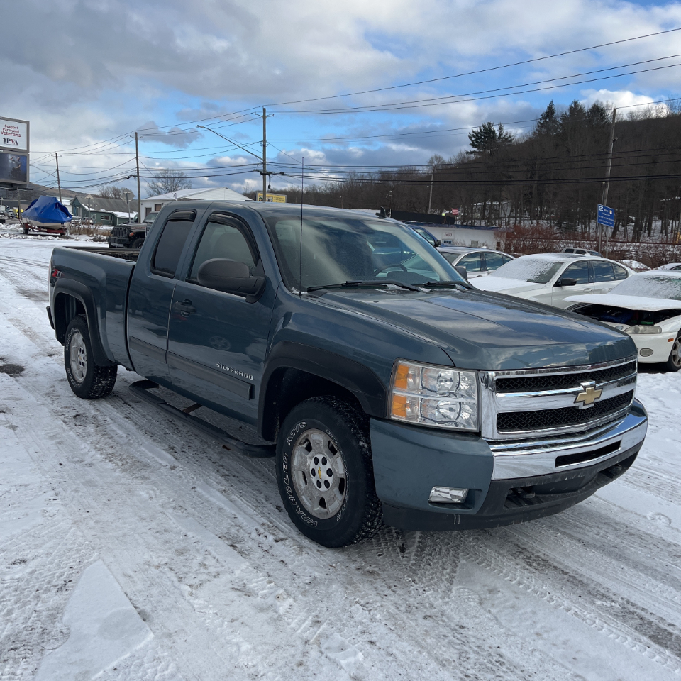 Chevrolet Silverado 1500 4WD Ext Cab 143.5" LT 2011