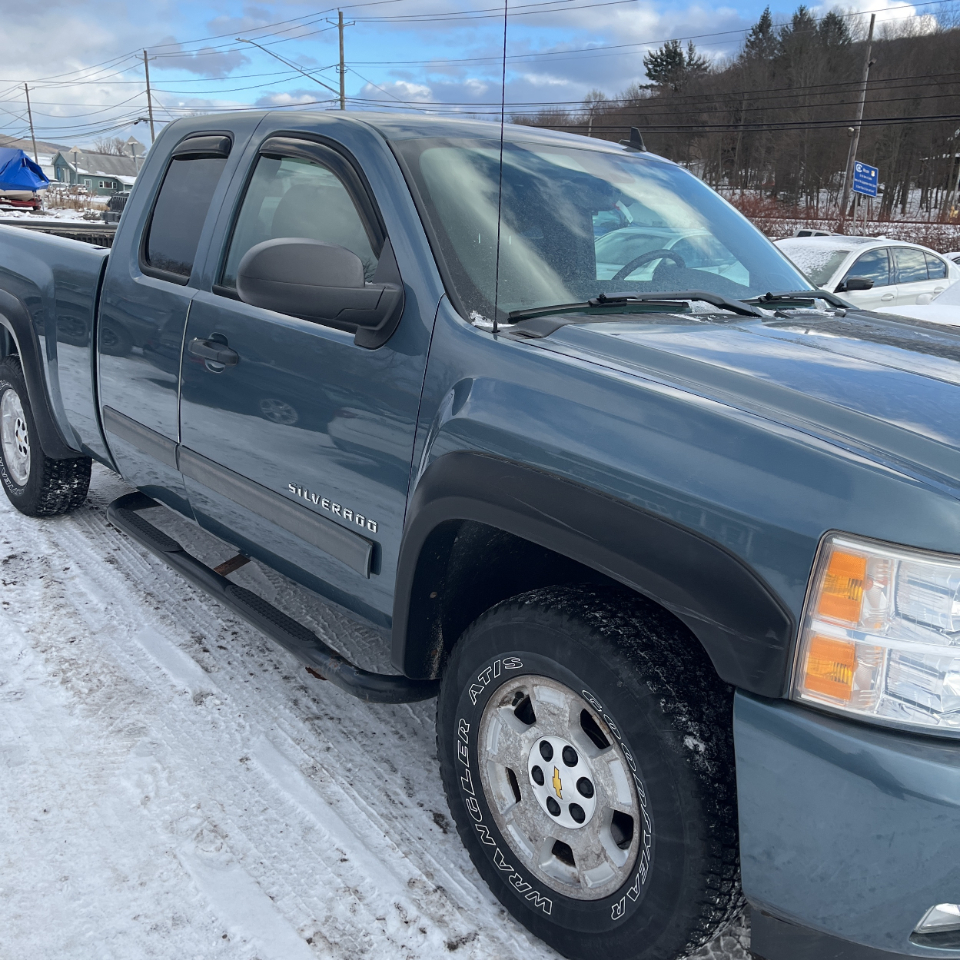 Chevrolet Silverado 1500 4WD Ext Cab 143.5" LT 2011