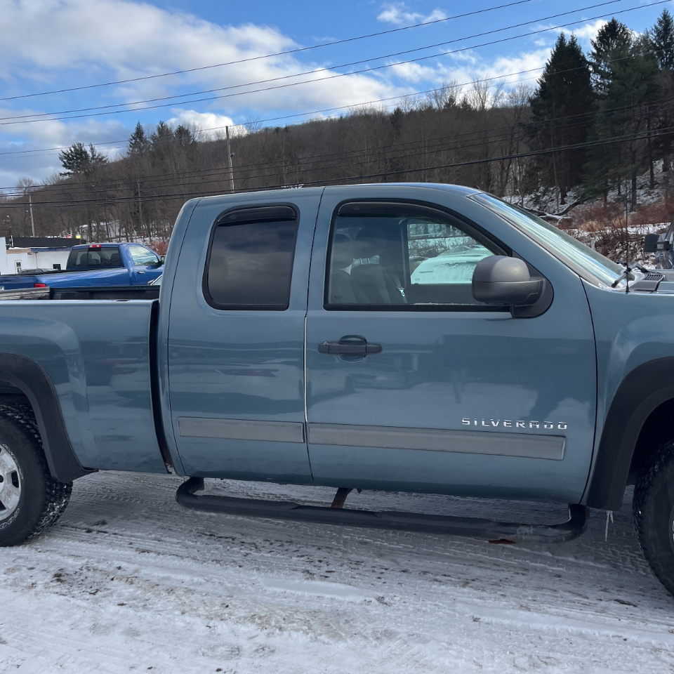 Chevrolet Silverado 1500 4WD Ext Cab 143.5" LT 2011