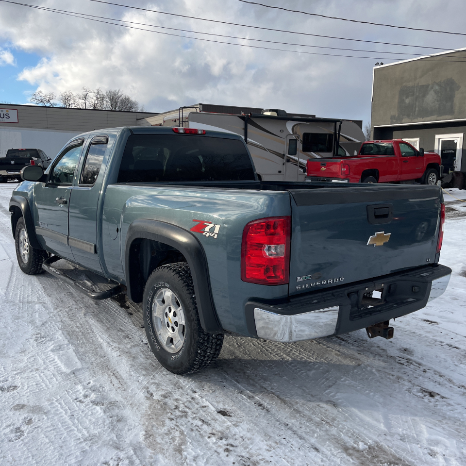 Chevrolet Silverado 1500 4WD Ext Cab 143.5" LT 2011
