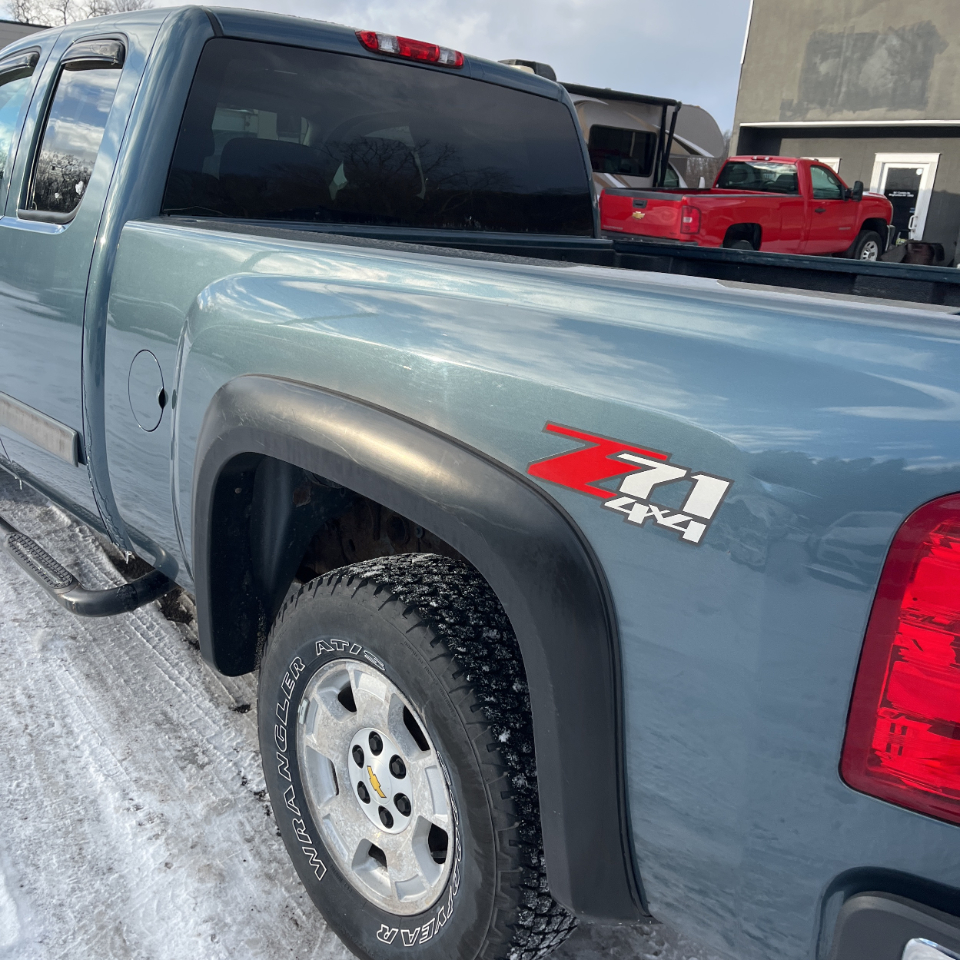 Chevrolet Silverado 1500 4WD Ext Cab 143.5" LT 2011