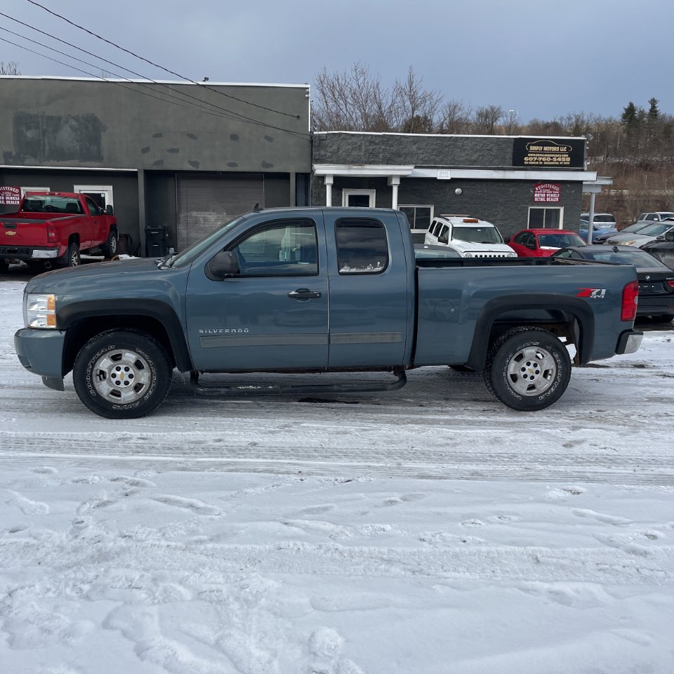 Chevrolet Silverado 1500 4WD Ext Cab 143.5" LT 2011