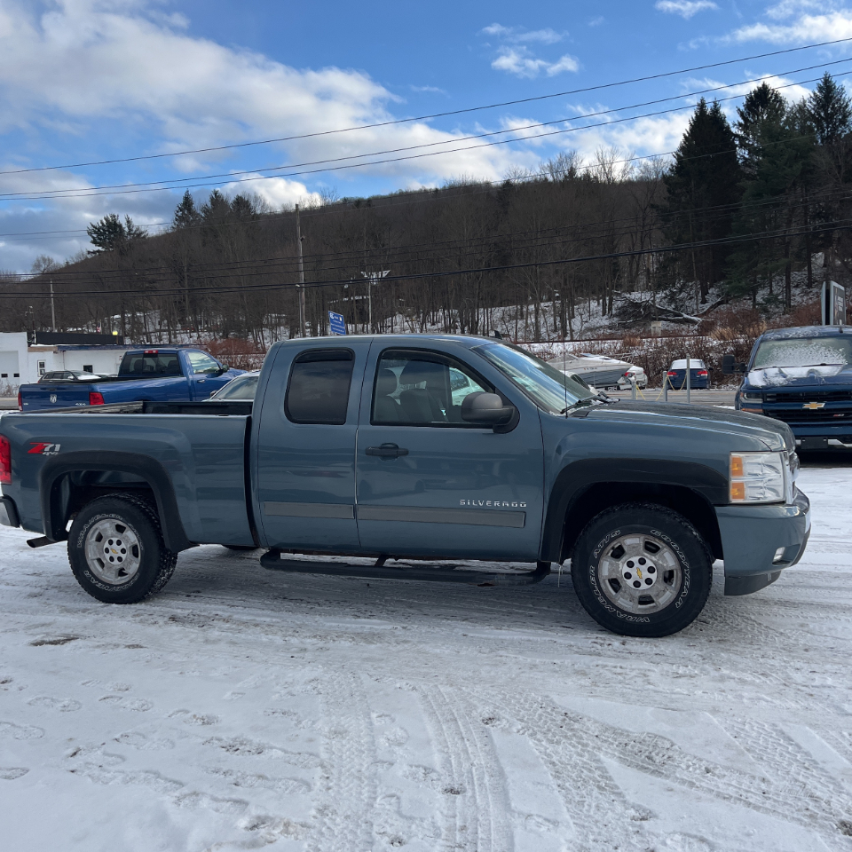 Chevrolet Silverado 1500 4WD Ext Cab 143.5" LT 2011