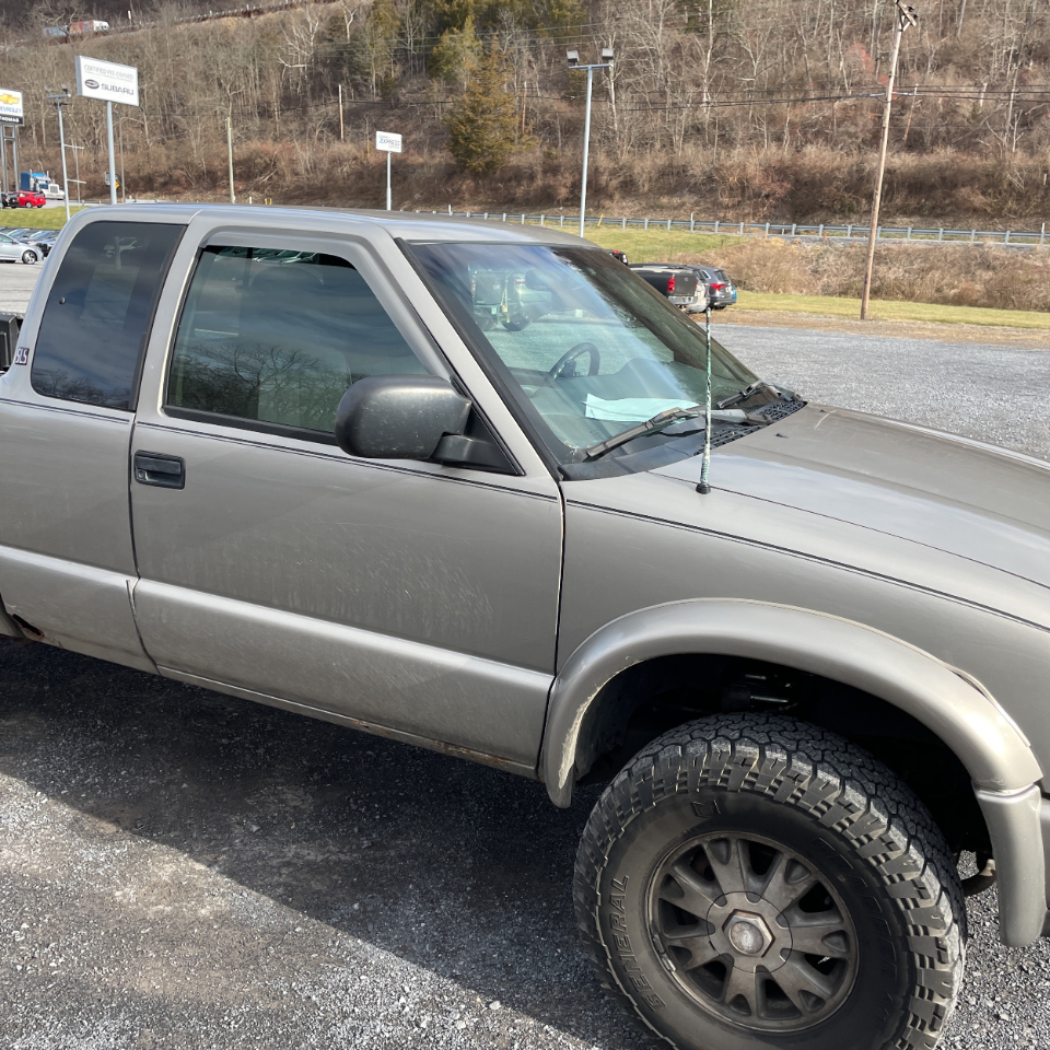 GMC Sonoma Ext Cab 123" WB 4WD SLS 2003