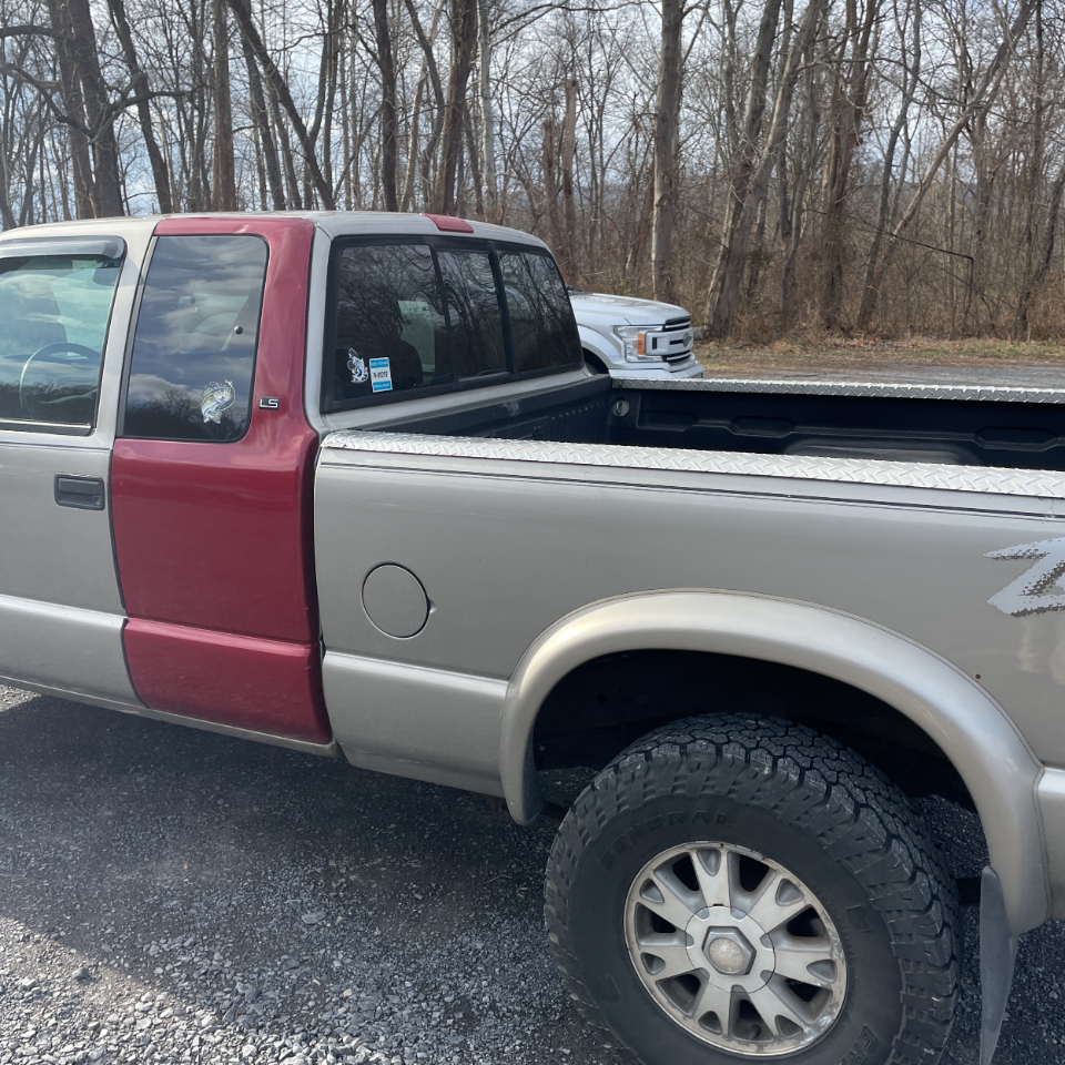 GMC Sonoma Ext Cab 123" WB 4WD SLS 2003