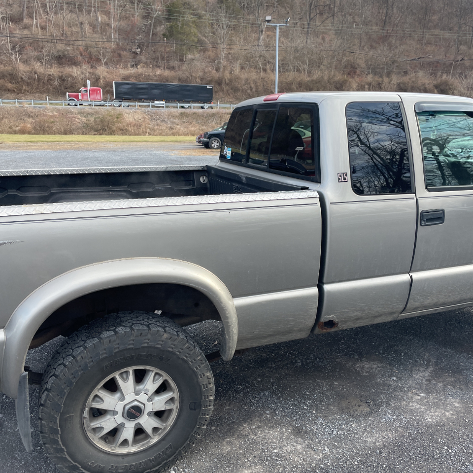 GMC Sonoma Ext Cab 123" WB 4WD SLS 2003