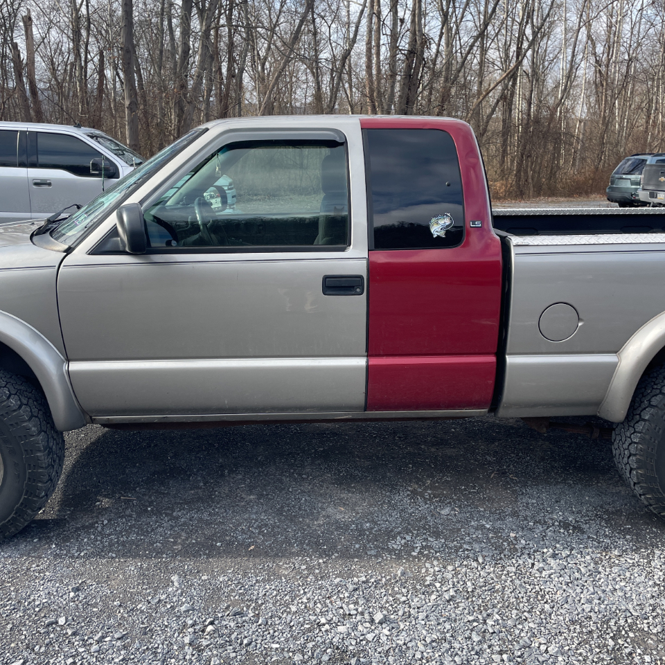 GMC Sonoma Ext Cab 123" WB 4WD SLS 2003