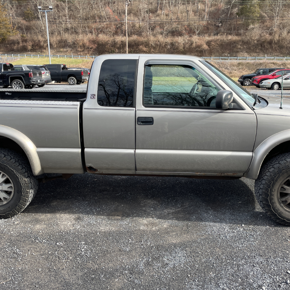 GMC Sonoma Ext Cab 123" WB 4WD SLS 2003