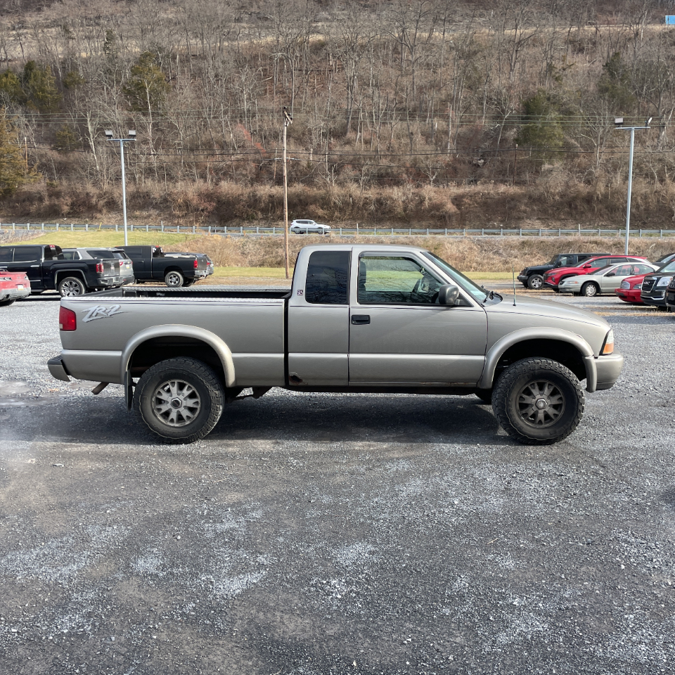 GMC Sonoma Ext Cab 123" WB 4WD SLS 2003