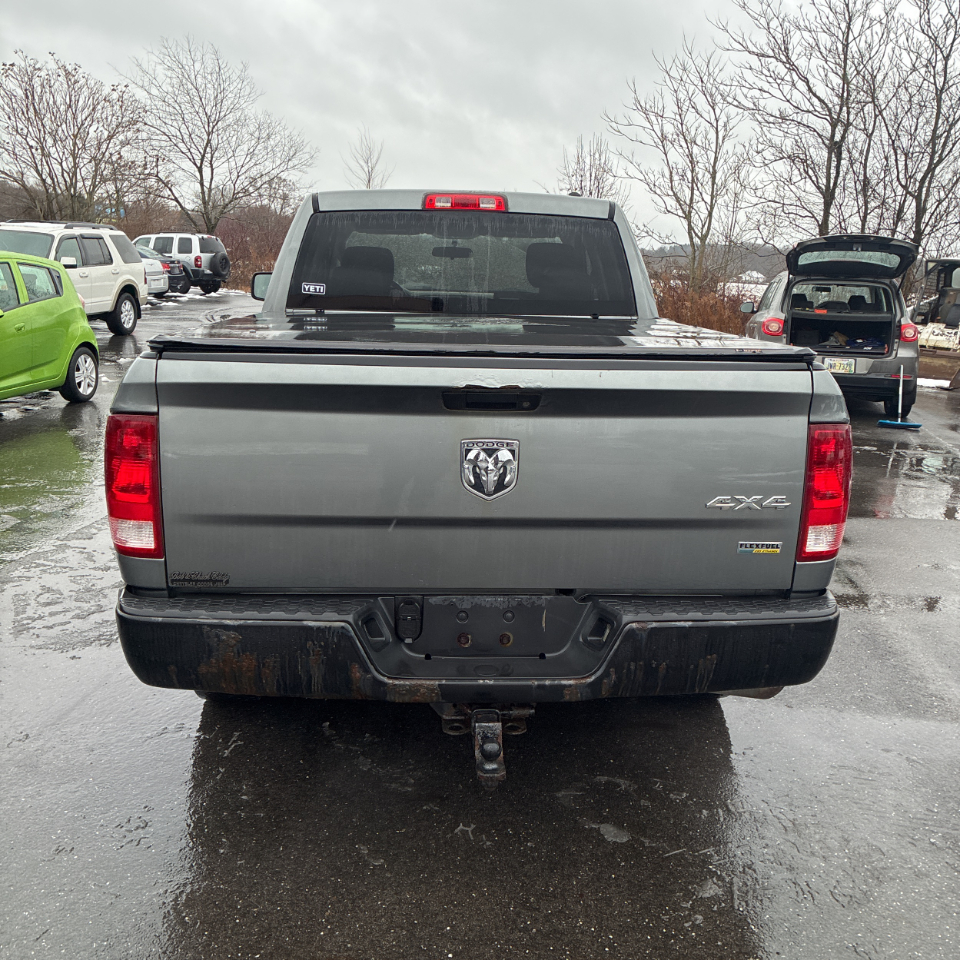 Dodge Ram 1500 4WD Quad Cab 140.5" ST 2010