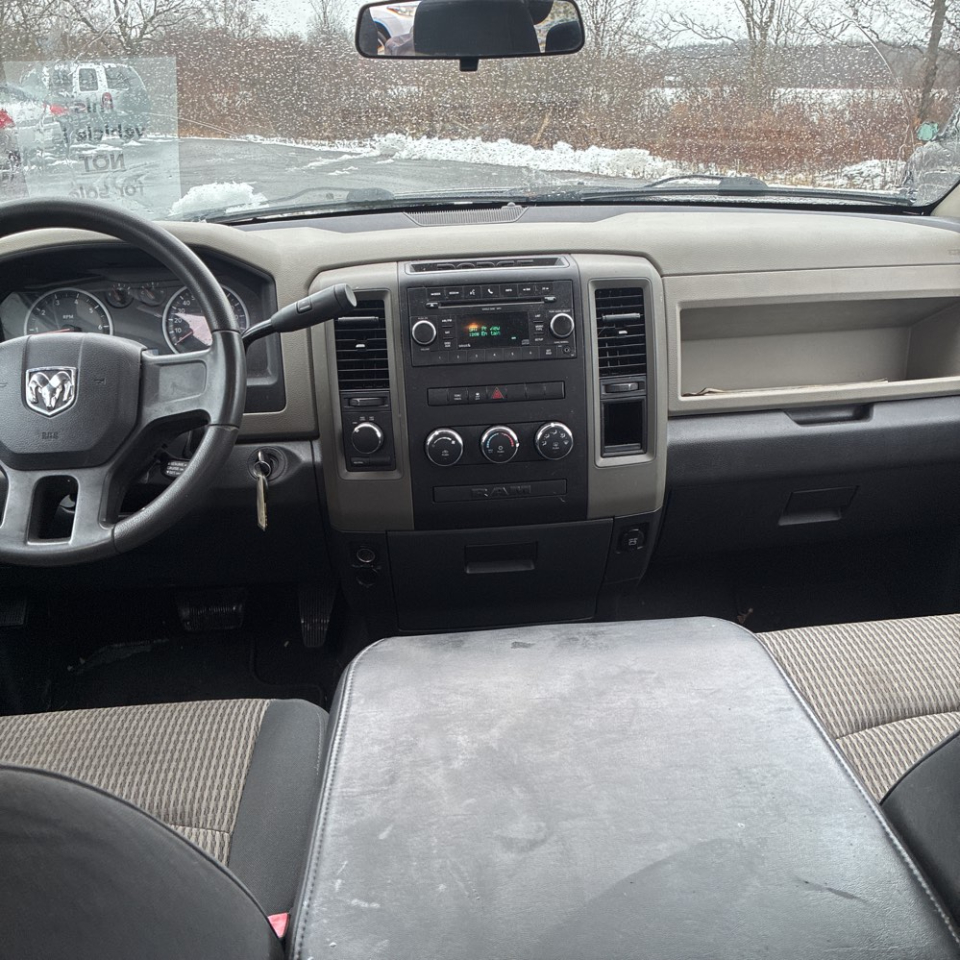 Dodge Ram 1500 4WD Quad Cab 140.5" ST 2010