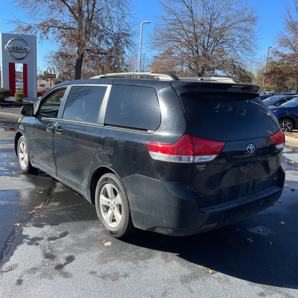 Toyota Sienna 5dr 8-Pass Van LE FWD (Natl) 2011