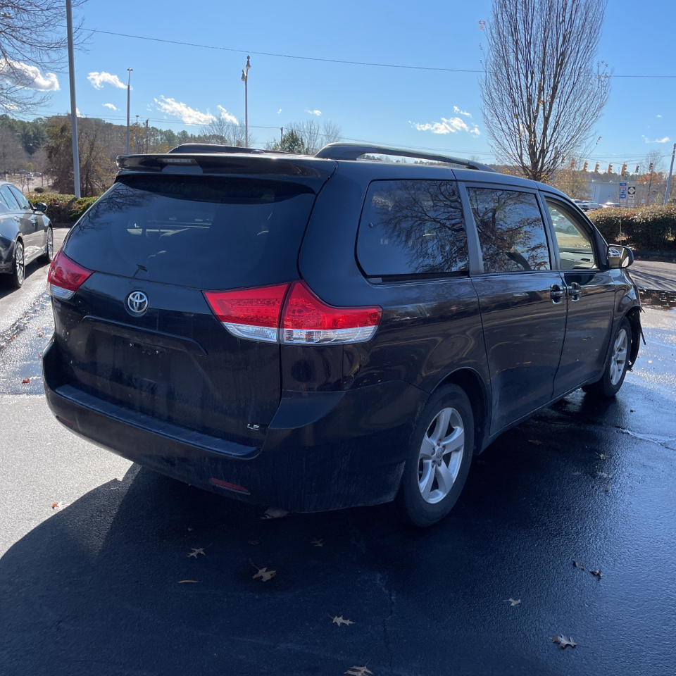 Toyota Sienna 5dr 8-Pass Van LE FWD (Natl) 2011