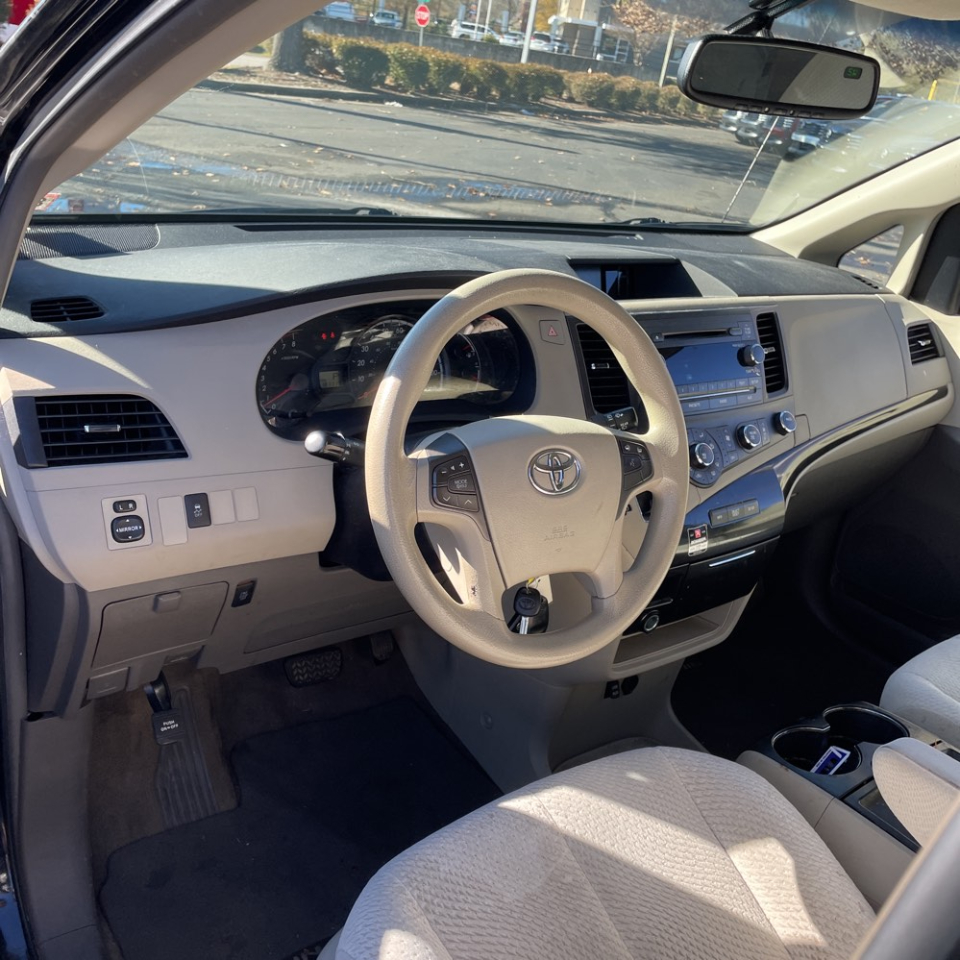 Toyota Sienna 5dr 8-Pass Van LE FWD (Natl) 2011