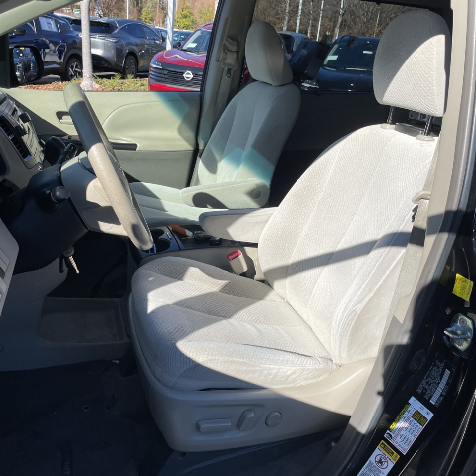 Toyota Sienna 5dr 8-Pass Van LE FWD (Natl) 2011