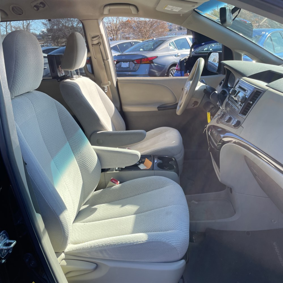 Toyota Sienna 5dr 8-Pass Van LE FWD (Natl) 2011