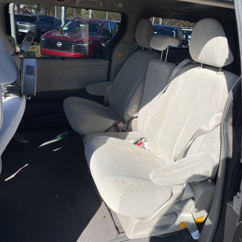 Toyota Sienna 5dr 8-Pass Van LE FWD (Natl) 2011