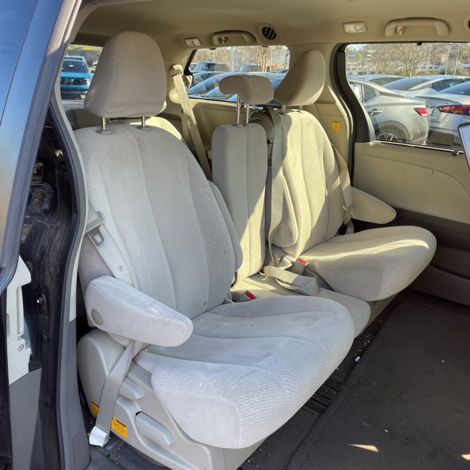 Toyota Sienna 5dr 8-Pass Van LE FWD (Natl) 2011