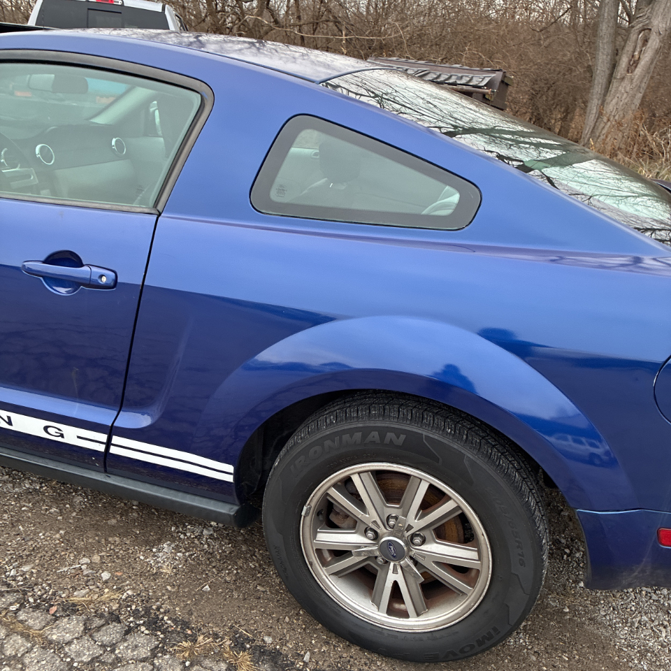 Ford Mustang 2dr Cpe Deluxe 2005