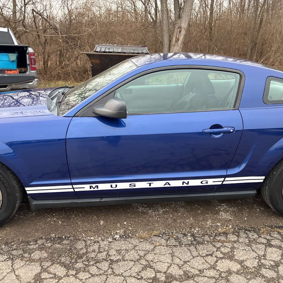 Ford Mustang 2dr Cpe Deluxe 2005