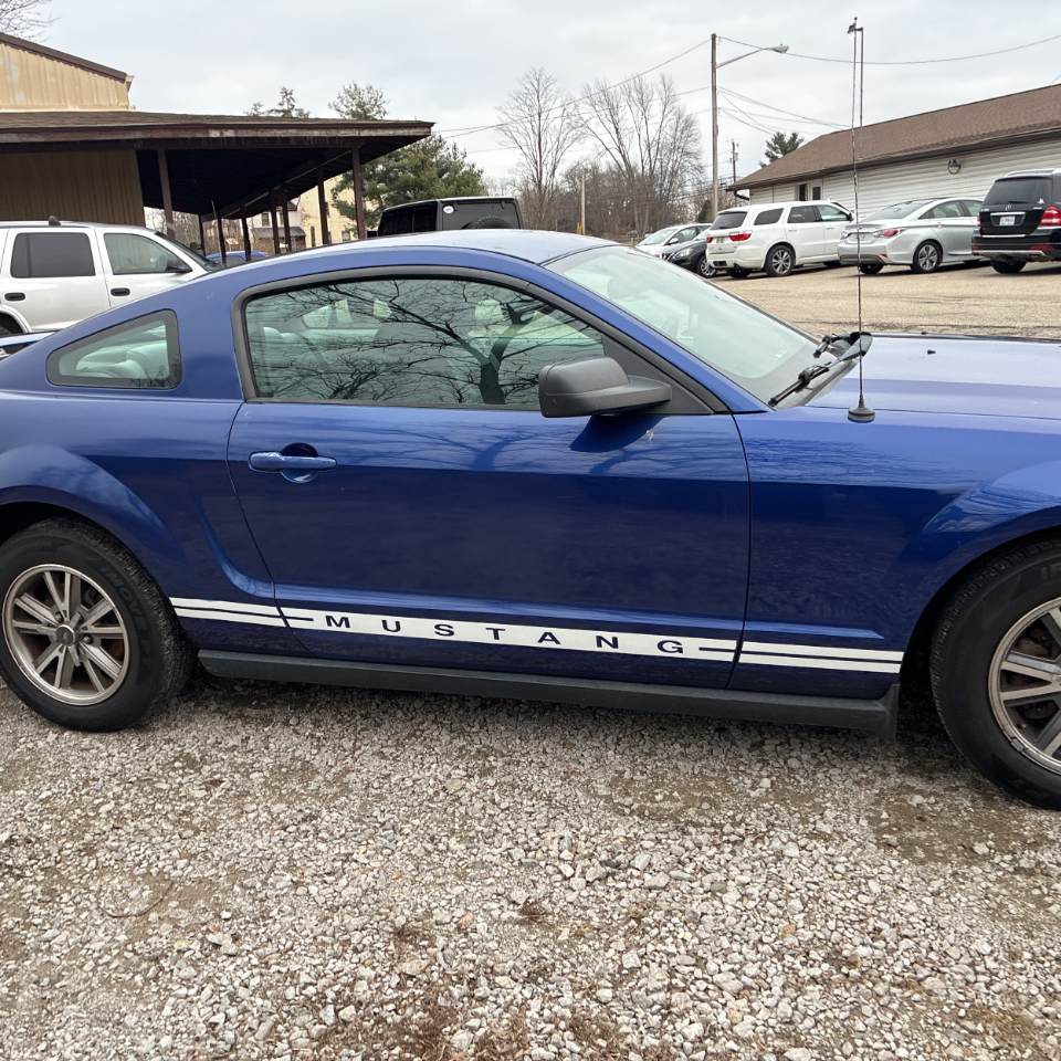 Ford Mustang 2dr Cpe Deluxe 2005