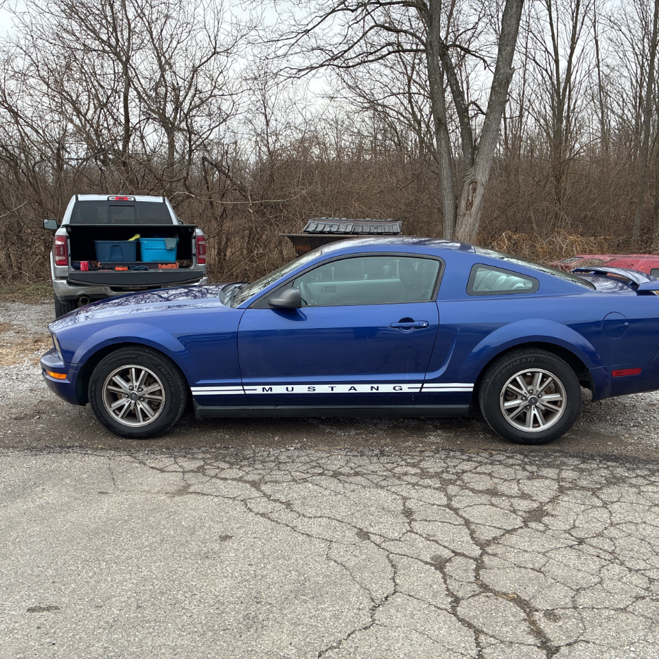 Ford Mustang 2dr Cpe Deluxe 2005