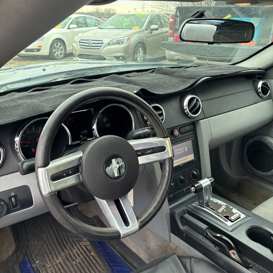 Ford Mustang 2dr Cpe Deluxe 2005