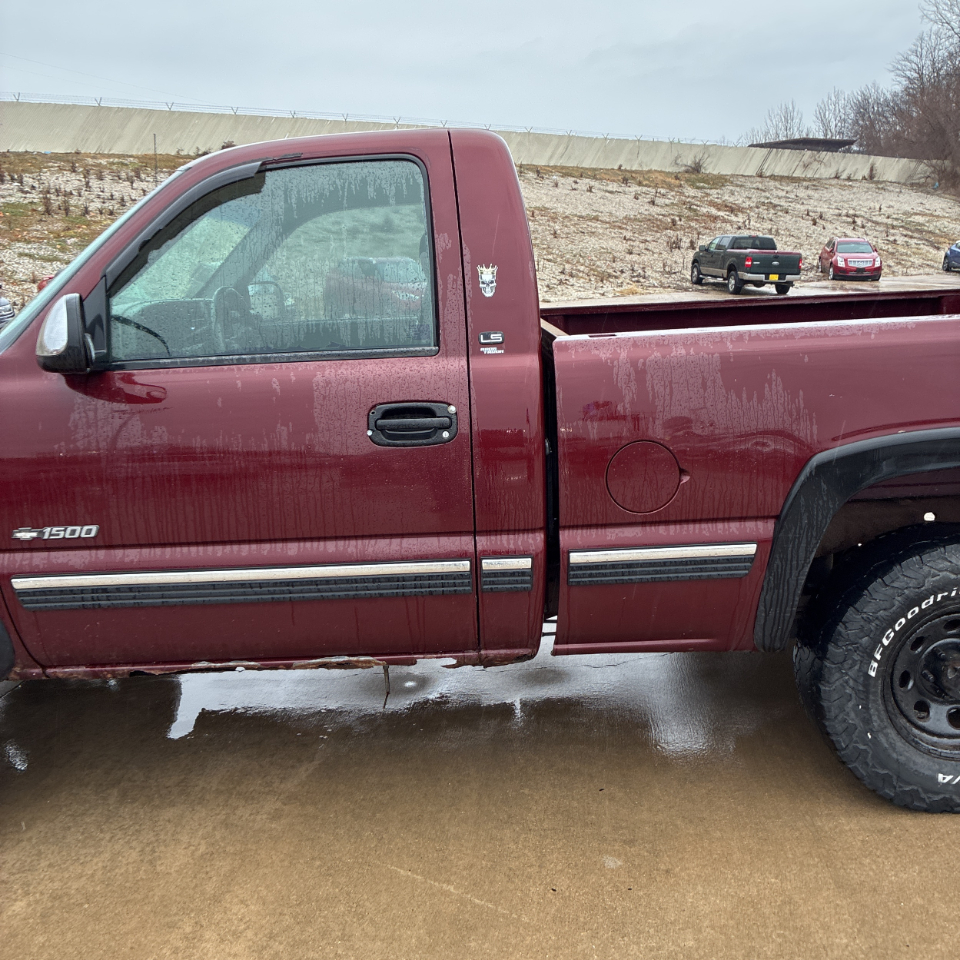 Chevrolet Silverado 1500 Reg Cab 119.0" WB 4WD LS 2000