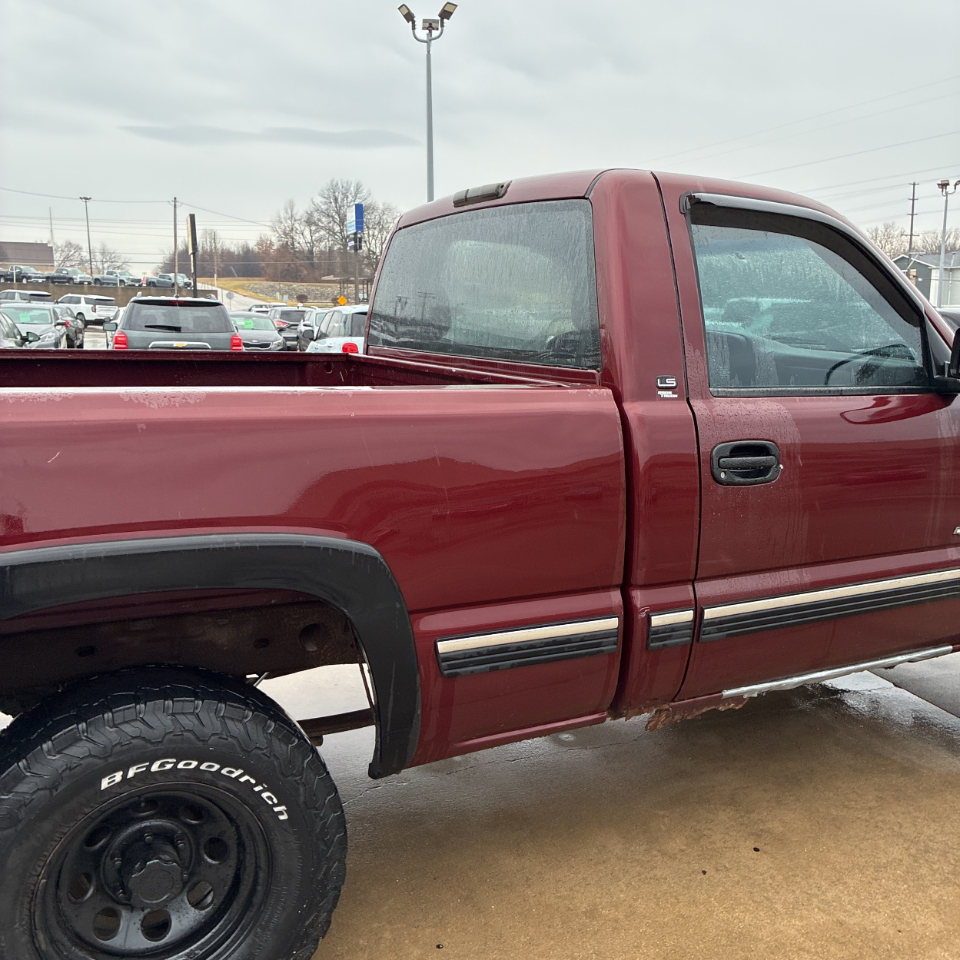 Chevrolet Silverado 1500 Reg Cab 119.0" WB 4WD LS 2000