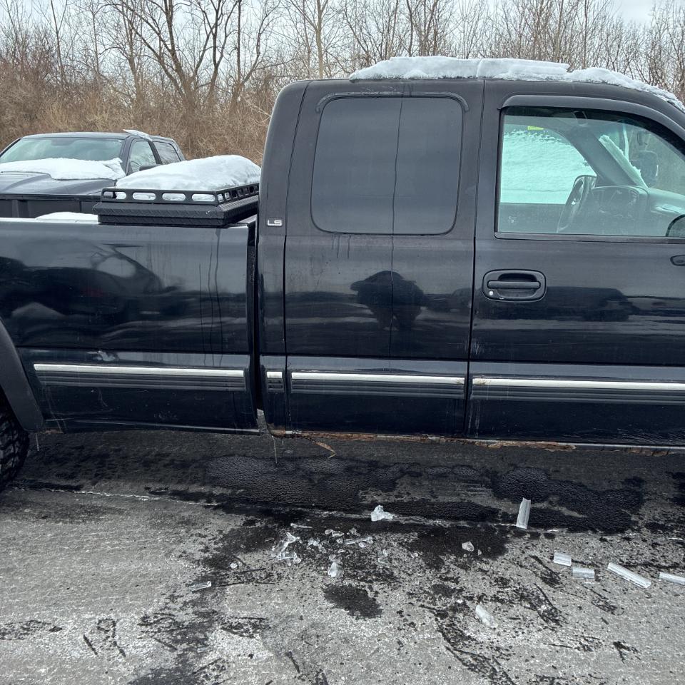 Chevrolet Silverado 1500 4dr Ext Cab 157.5" WB 4WD LS 2000