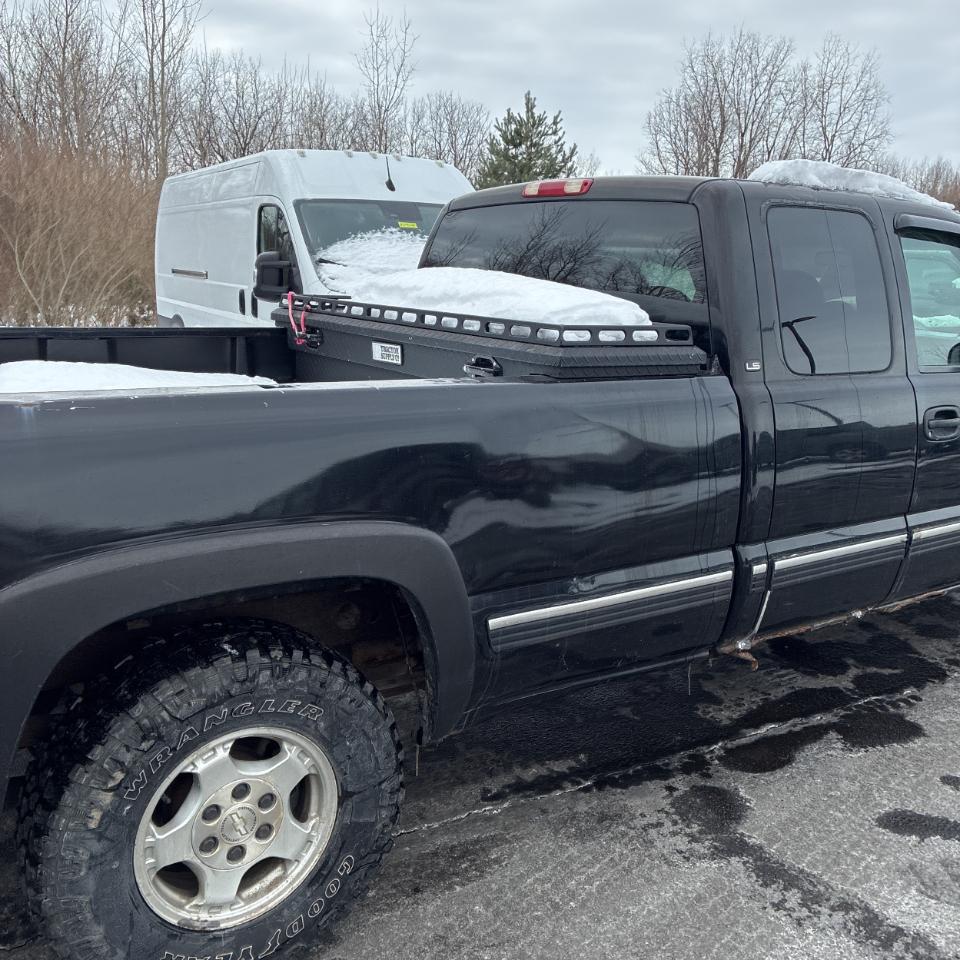 Chevrolet Silverado 1500 4dr Ext Cab 157.5" WB 4WD LS 2000