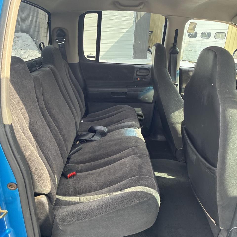 Dodge Dakota Quad Cab 131" WB 4WD Sport 2001