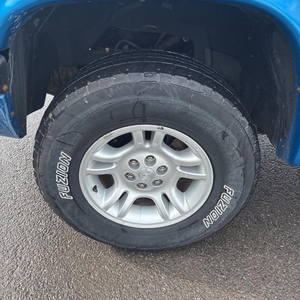 Dodge Dakota Quad Cab 131" WB 4WD Sport 2001