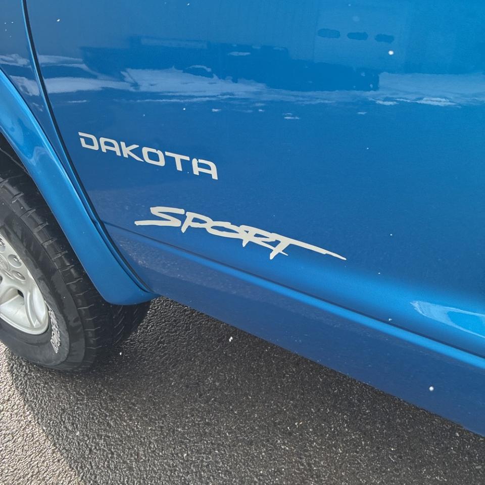 Dodge Dakota Quad Cab 131" WB 4WD Sport 2001