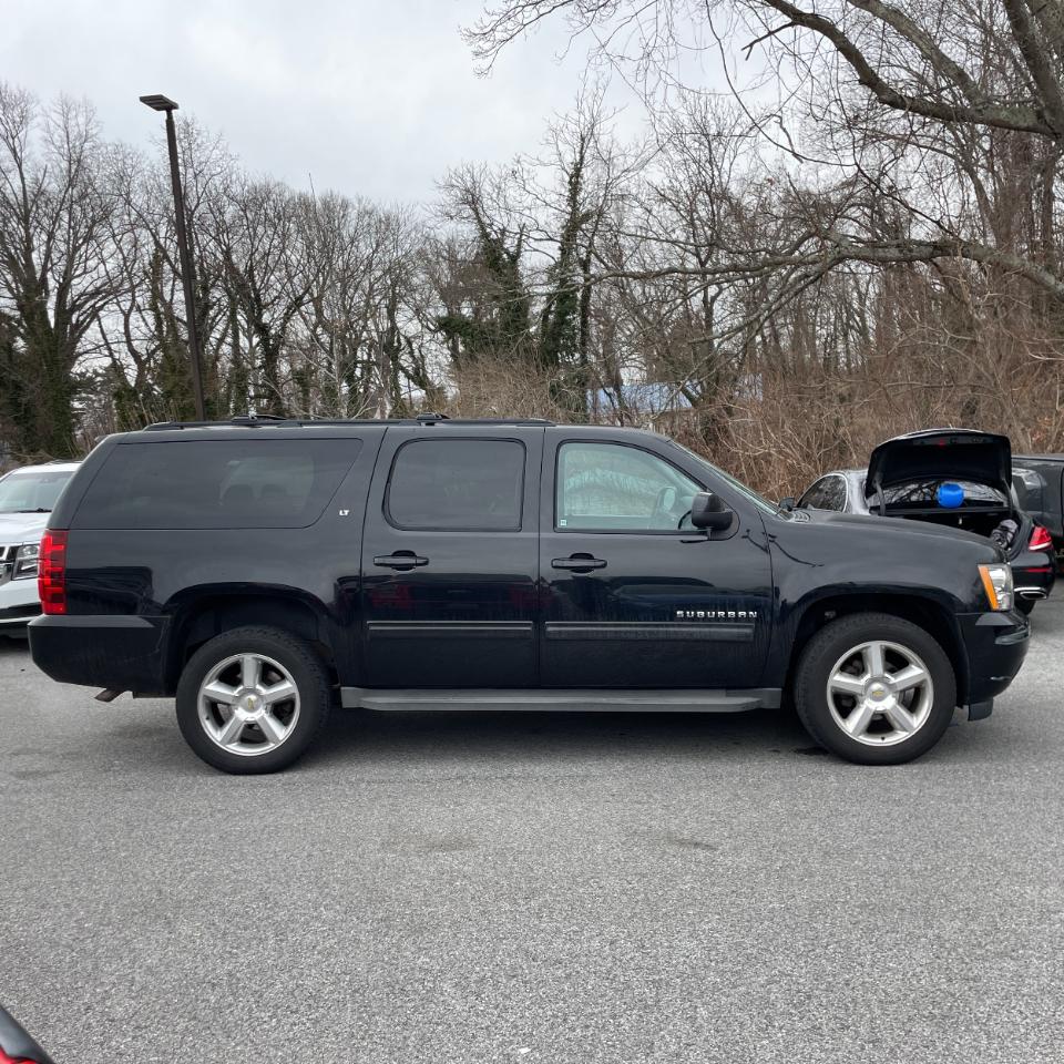 Chevrolet Suburban 4WD 4dr 1500 LT 2013