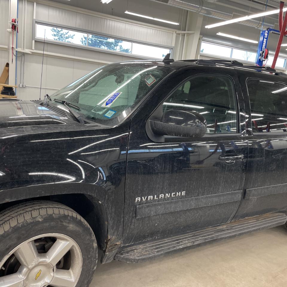 Chevrolet Avalanche 4WD Crew Cab LT 2011