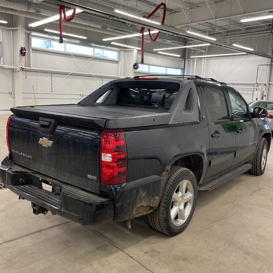 Chevrolet Avalanche 4WD Crew Cab LT 2011