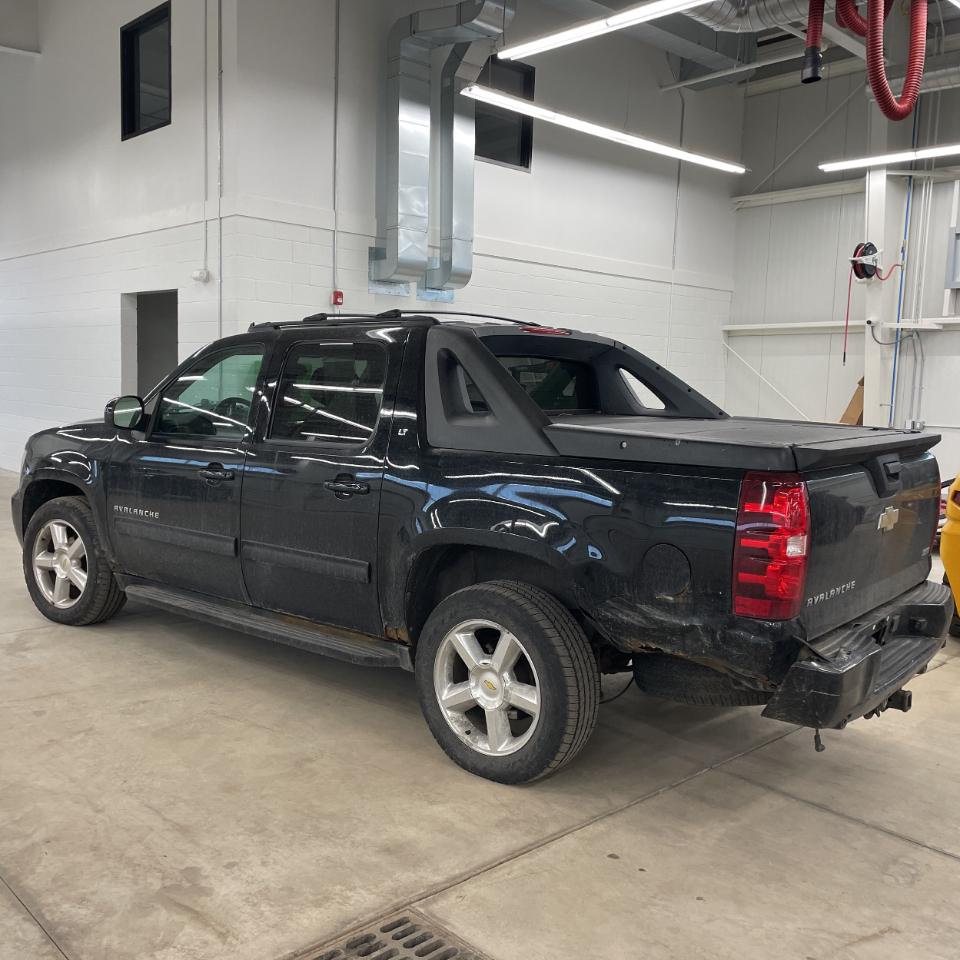 Chevrolet Avalanche 4WD Crew Cab LT 2011
