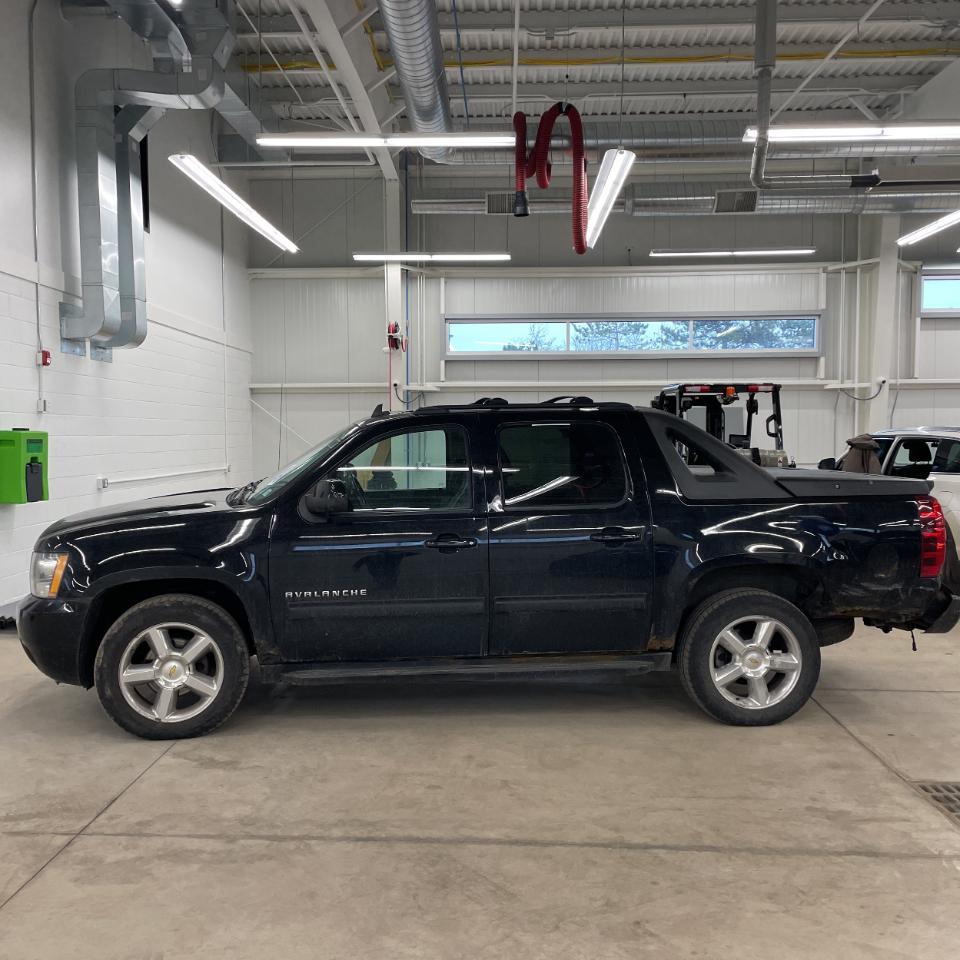 Chevrolet Avalanche 4WD Crew Cab LT 2011