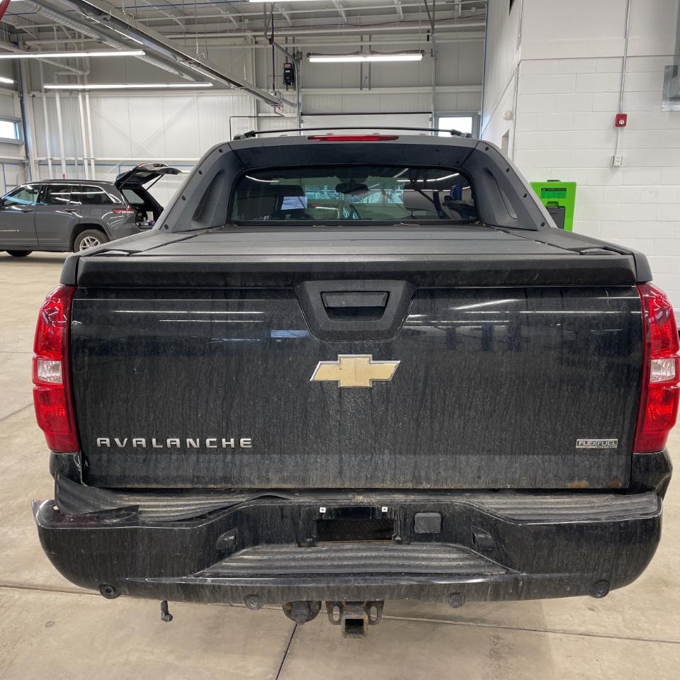 Chevrolet Avalanche 4WD Crew Cab LT 2011