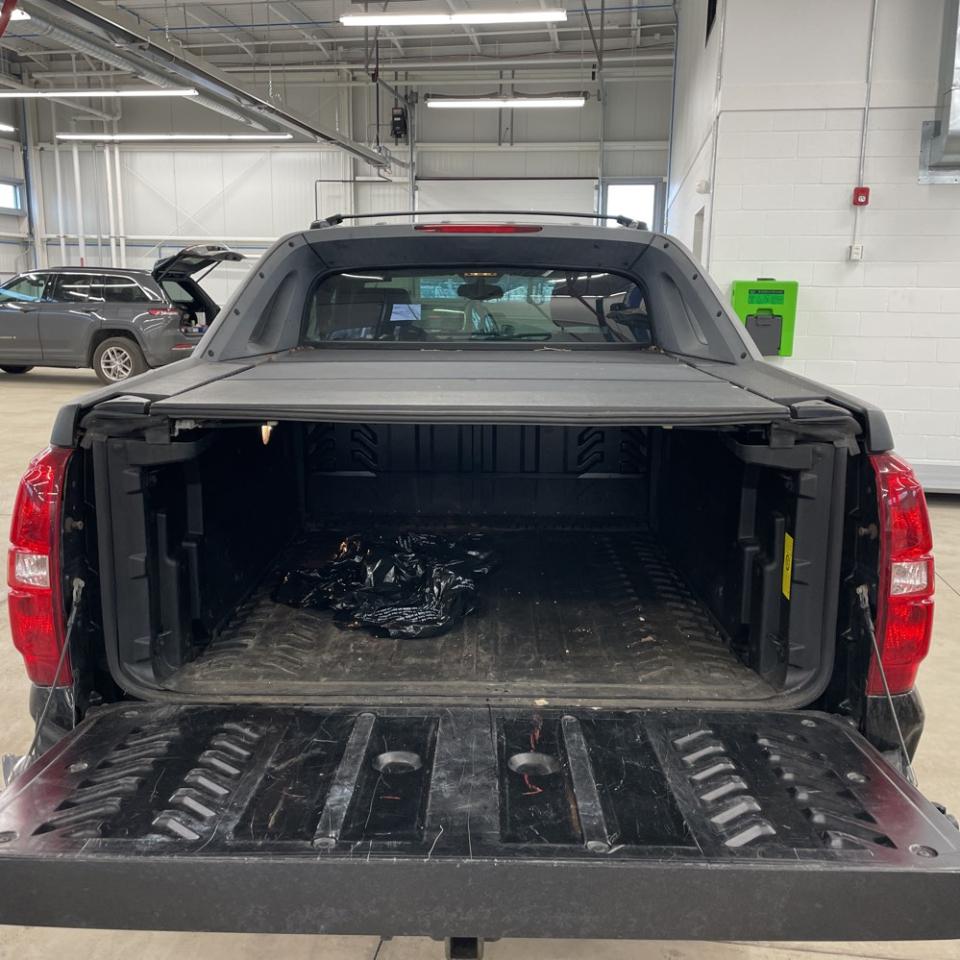 Chevrolet Avalanche 4WD Crew Cab LT 2011