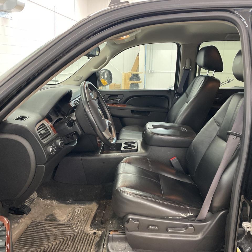 Chevrolet Avalanche 4WD Crew Cab LT 2011