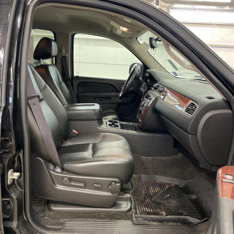 Chevrolet Avalanche 4WD Crew Cab LT 2011