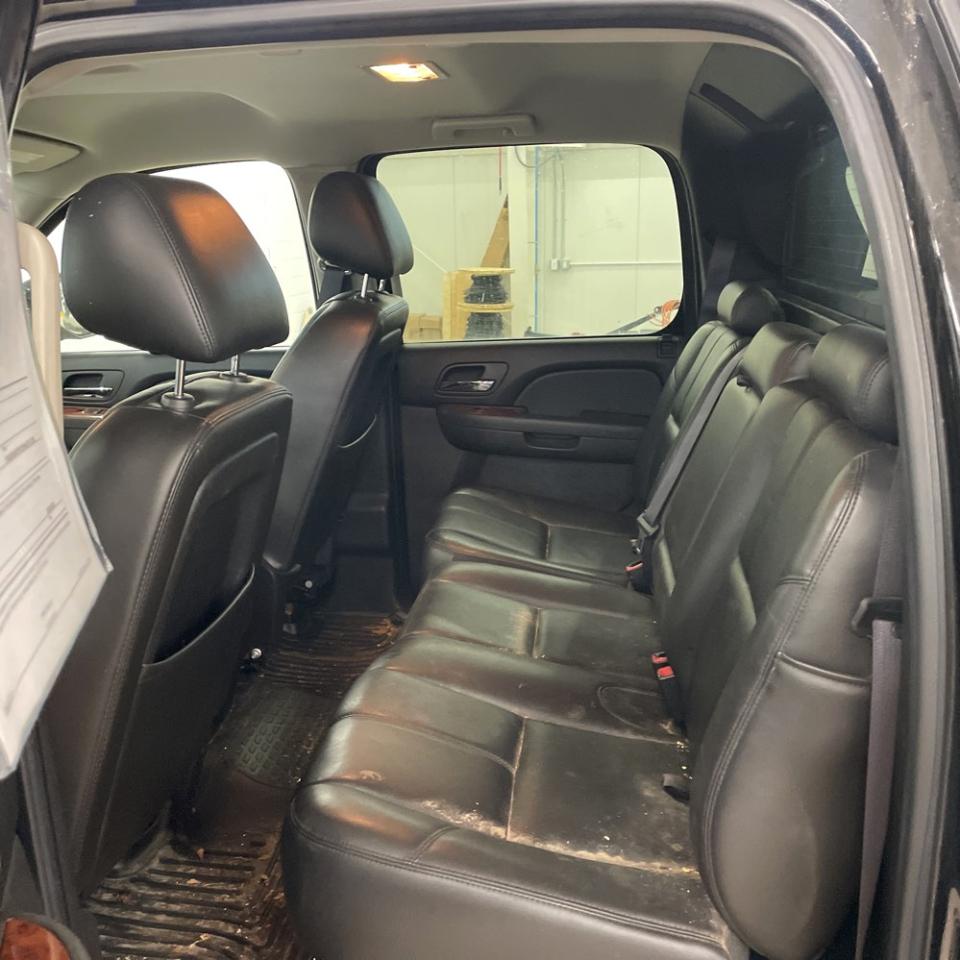 Chevrolet Avalanche 4WD Crew Cab LT 2011